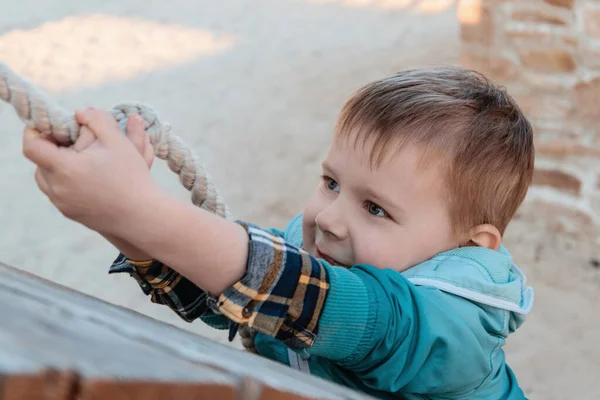 Маленький Хлопчик Піднімається Мотузку Подолання Перешкод Дитячі Зусилля — стокове фото