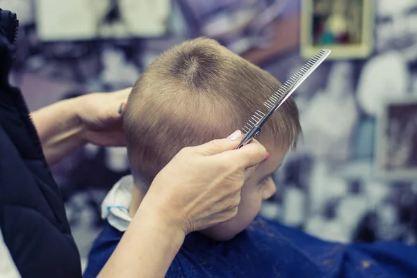 Mały Chłopiec Strzyże Się Fryzjera Pielęgnacja Włosów — Zdjęcie stockowe