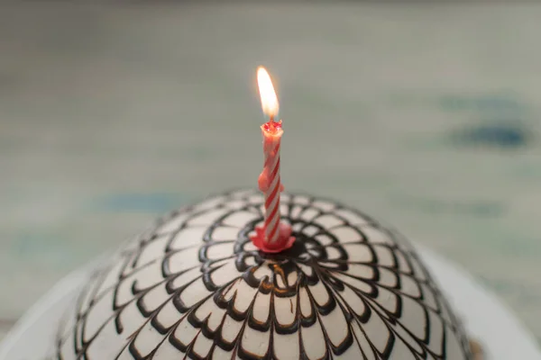 케이크 위에서 촛불을 — 스톡 사진