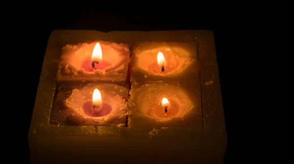 Quatre Bougies Allumées Sur Fond Sombre — Photo