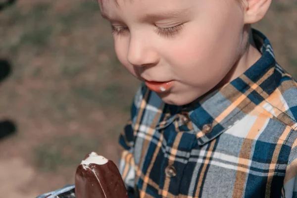 Niño Come Helado —  Fotos de Stock