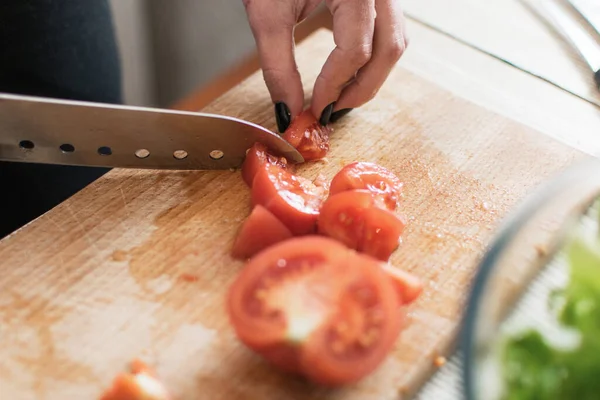 Mulher Corta Tomates Uma Tábua Madeira — Fotografia de Stock