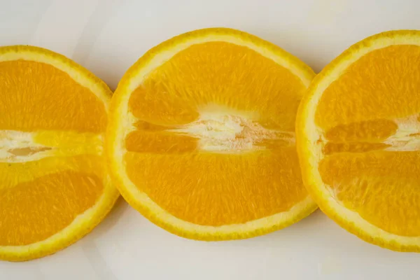 Snijd Sinaasappel Een Witte Achtergrond — Stockfoto