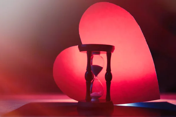 Liebe Und Zeit Herz Und Sanduhr Das Konzept Der Vergänglichkeit — Stockfoto