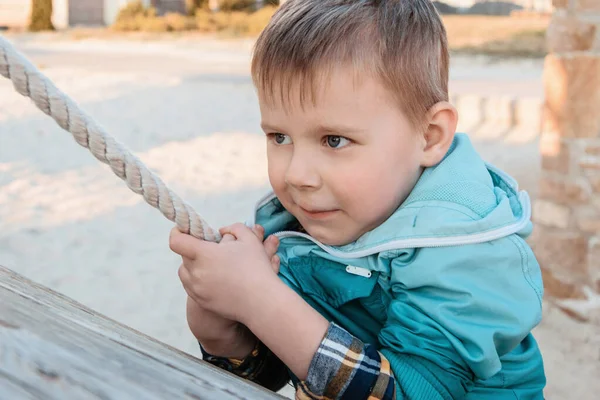 Niño Está Trepando Una Cuerda Superar Los Obstáculos Esfuerzo Infantil — Foto de Stock