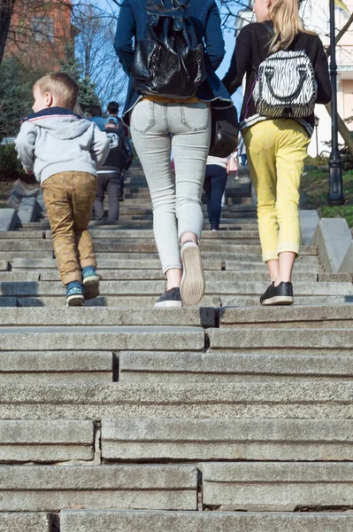 Багато Ходячих Ніг Ноги Дітей Матері Піднімаються Сходах Влітку — стокове фото