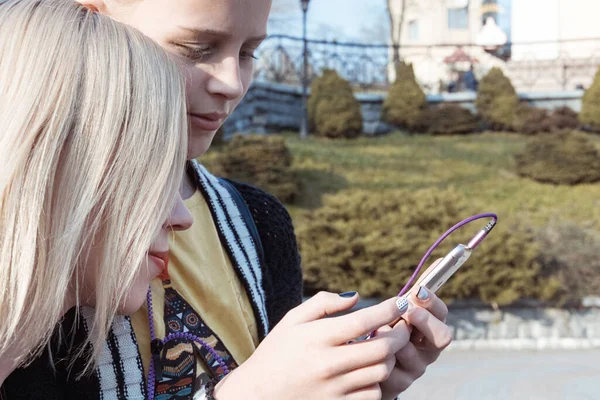 Dívka Matka Dívají Mobilní Telefon Ulici — Stock fotografie