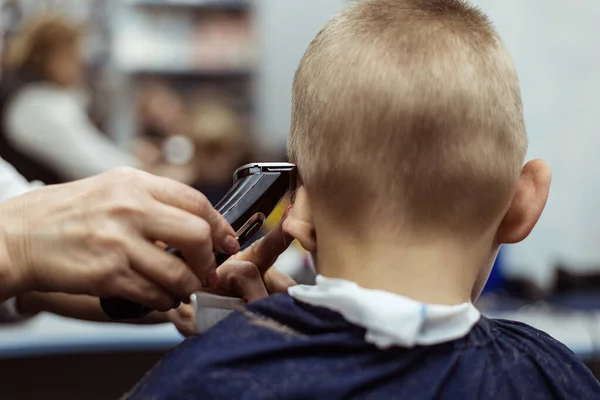 Мальчик Стрижется Парикмахерской Уход Волосами — стоковое фото