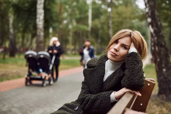 Krásná Žena Let Sedí Lavičce Parku Podzim — Stock fotografie