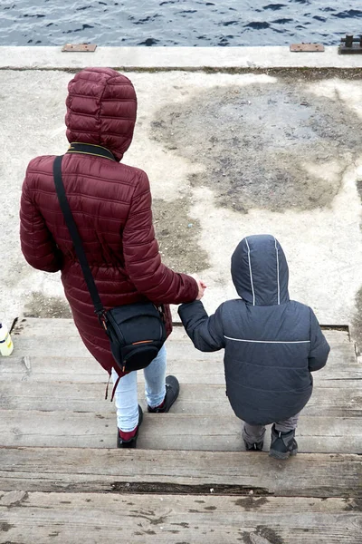 Mutter Mit Kleinem Jungen Steigt Herbst Die Treppe Zum Wasser — Stockfoto