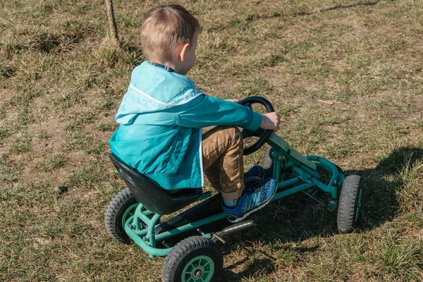 三輪車の上の小さな男の子 — ストック写真