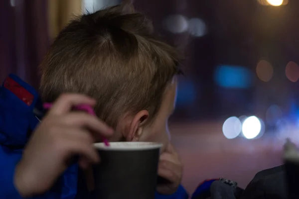 Küçük Bir Çocuk Yol Kenarında Bir Kafede Içki Içiyor — Stok fotoğraf