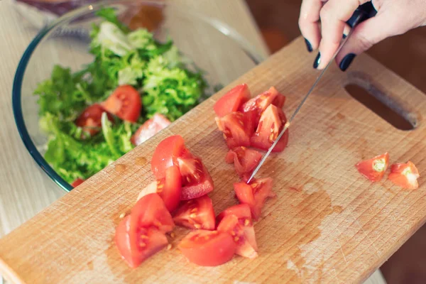Une Femme Met Des Tomates Tranchées Dans Saladier — Photo