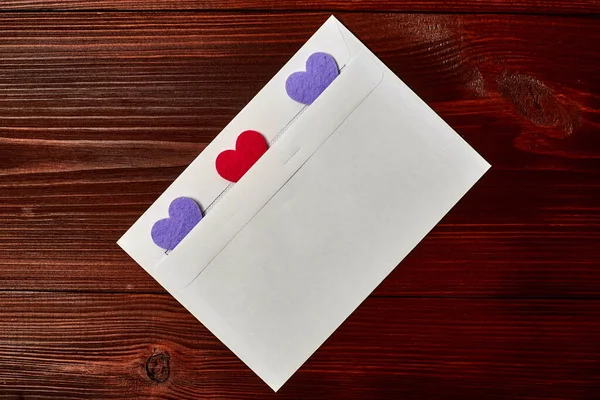 暗い木製の背景に心を持つ白い封筒 ラブメッセージ — ストック写真