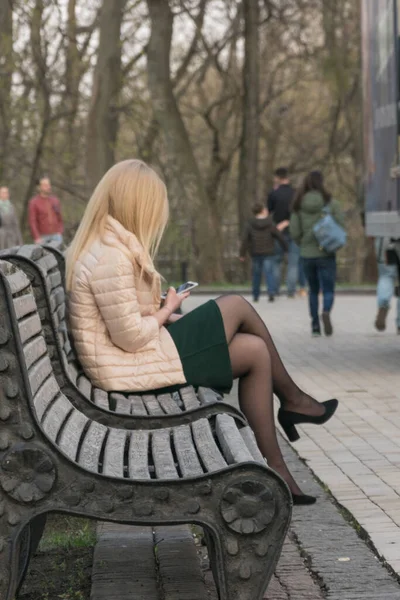 Lonely Girl Phone Park Bench — Stock Photo, Image