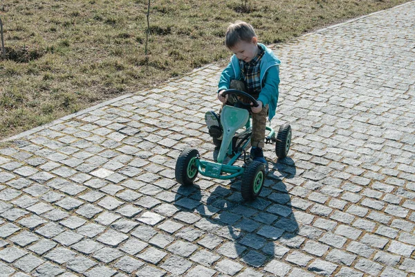 Kleiner Junge Auf Einem Dreirad — Stockfoto