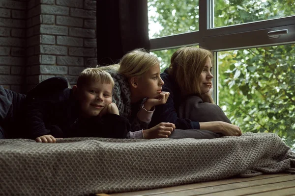 Mamá Con Niños Cama Una Mujer Con Niño Una Niña — Foto de Stock