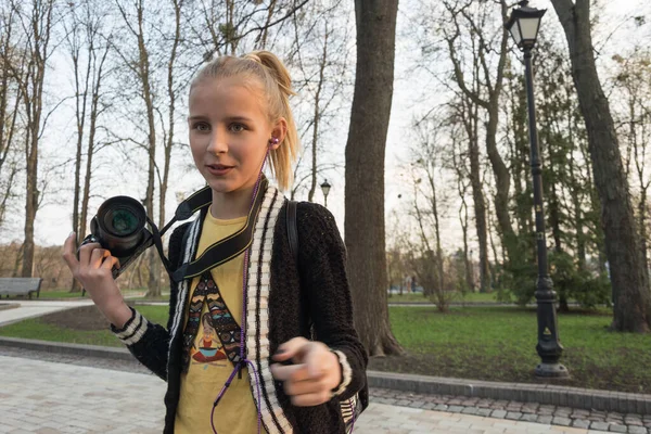 Dívka Teenager Kamerou Parku — Stock fotografie