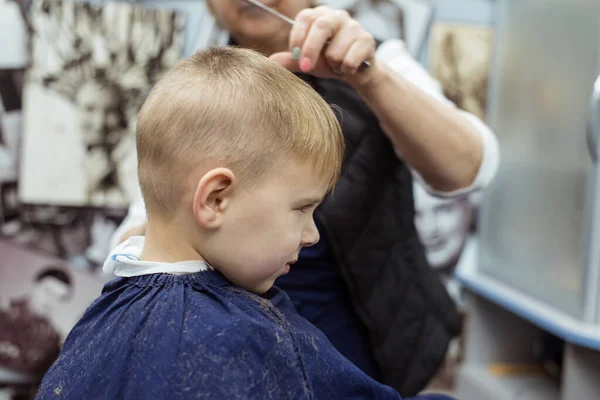 Kleiner Junge Macht Beim Friseur Einen Haarschnitt Babyhaarpflege — Stockfoto