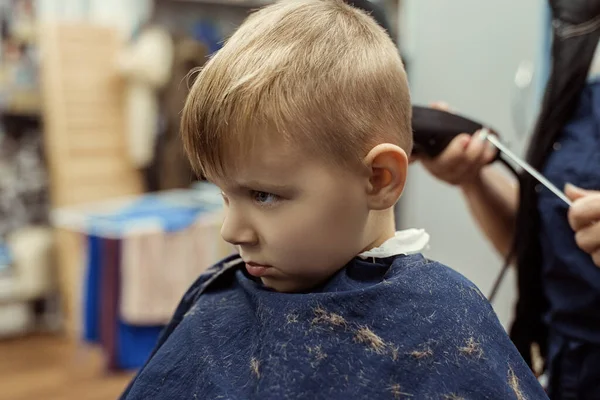 Kleiner Junge Beim Friseur Kind Hat Angst Vor Haarschnitt — Stockfoto