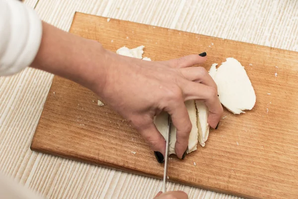 Mulher Corta Queijo Uma Tábua Corte — Fotografia de Stock