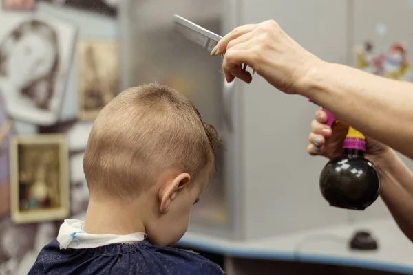 Kleiner Junge Macht Beim Friseur Einen Haarschnitt Babyhaarpflege — Stockfoto