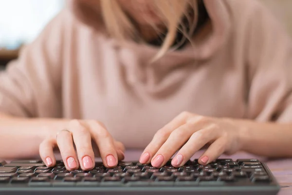 Mulher Escrever Teclado Dona Casa Trabalha Computador — Fotografia de Stock