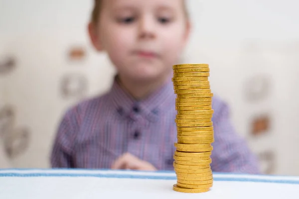 Torre Monedas Niño Construye Una Columna Monedas Oro — Foto de Stock