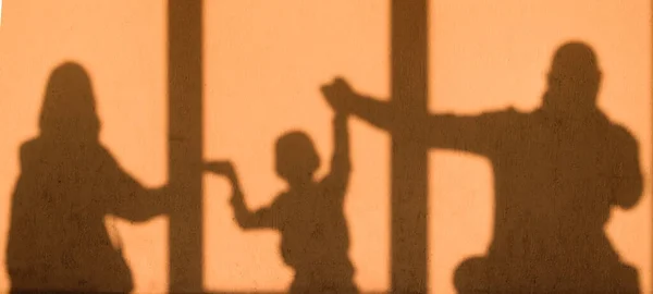 Aile kavramı. Baba, anne ve bebeğin gölgesi.