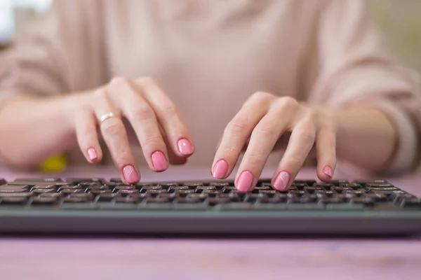 Женщина Печатает Клавиатуре Домохозяйка Работает Компьютером — стоковое фото