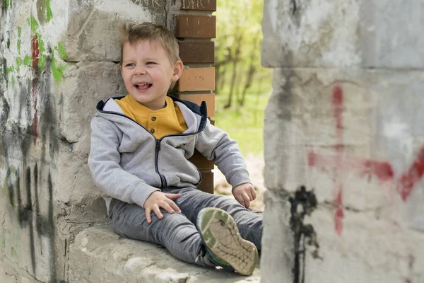 Depresión Niño Pequeño Niño Pequeño Está Sentado Viejo Edificio Ruinas — Foto de Stock