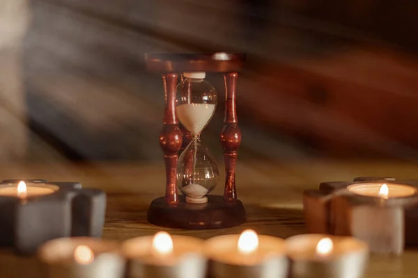 时间的概念 沙漏和燃烧的蜡烛 — 图库照片