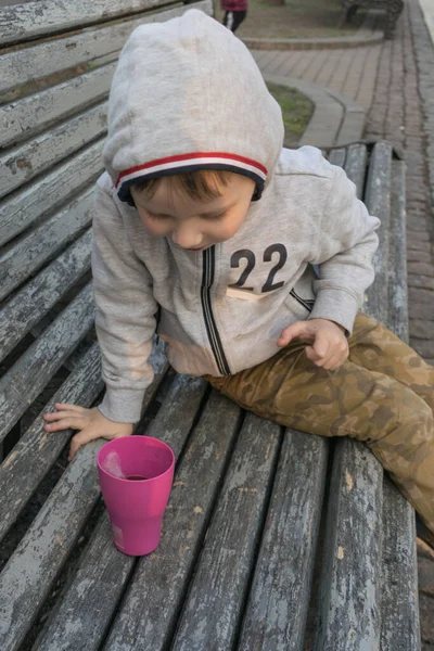 Niño Está Bebiendo Banco — Foto de Stock