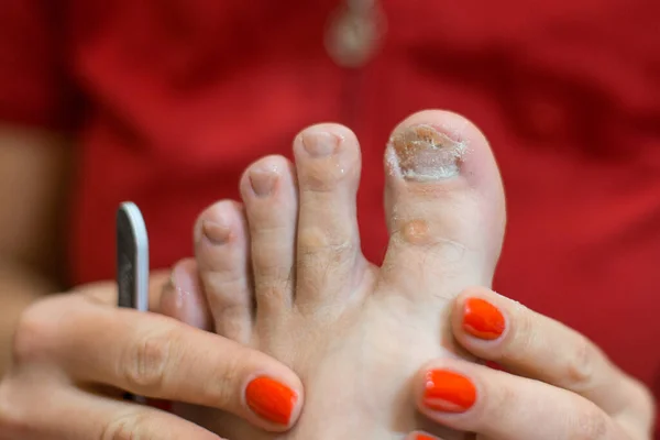 Pedicure Męski Mistrz Pedicure Rękawiczkami Trzymającymi Męską Stopę — Zdjęcie stockowe