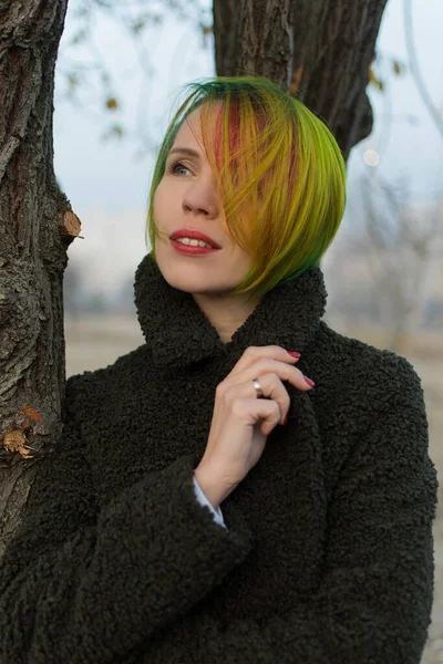 Vrouw Alleen Met Haar Gedachten Alleen Met Multi Gekleurde Haren — Stockfoto