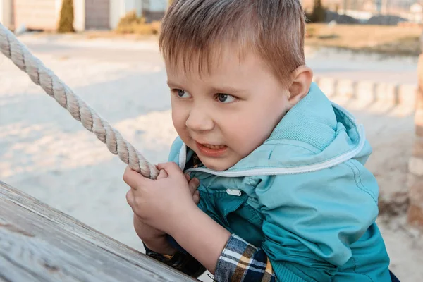 Niño Está Trepando Una Cuerda Superar Los Obstáculos Esfuerzo Infantil — Foto de Stock