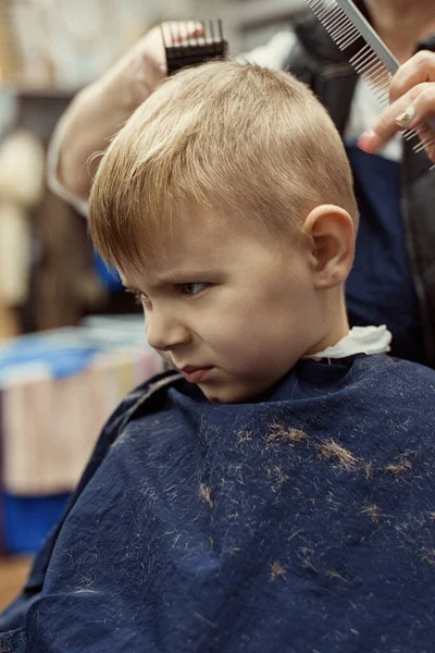 Kleiner Junge Beim Friseur Kind Hat Angst Vor Haarschnitt — Stockfoto