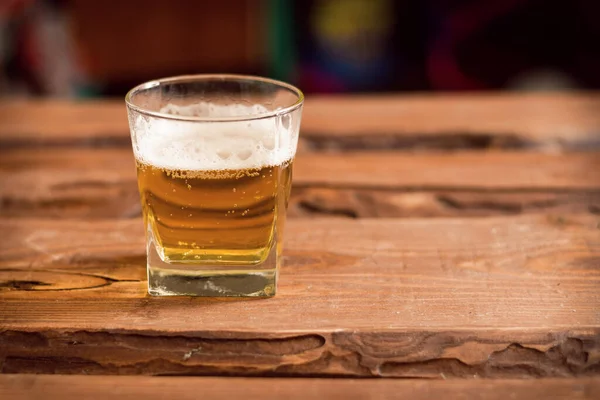木製の背景にビールとガラス — ストック写真