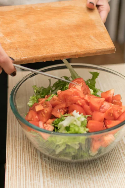 Kvinna Lägger Skivade Tomater Salladsskål — Stockfoto