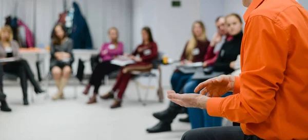 Öğretim görevlisi bir ders veriyor, eğitim veriyor..