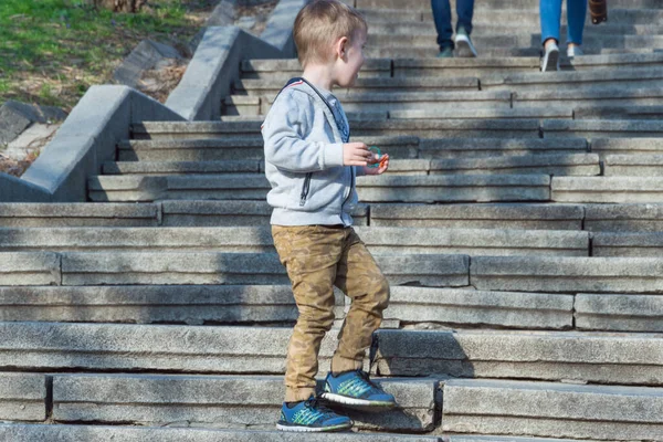 少年は夏に階段を登る — ストック写真