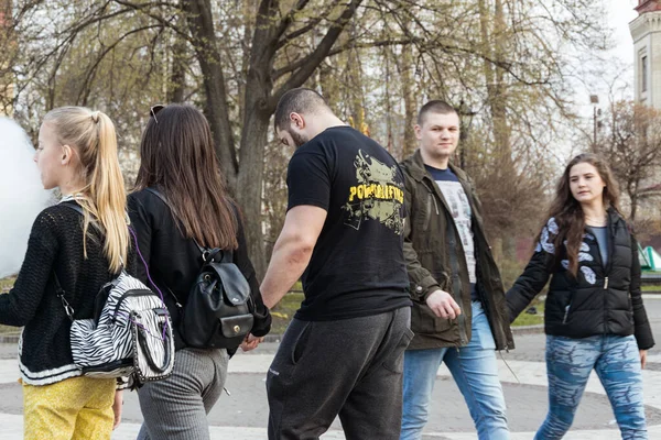 Kiev Ucrânia Abril 2018 Fisiculturista Com Uma Garota Andando Pela — Fotografia de Stock