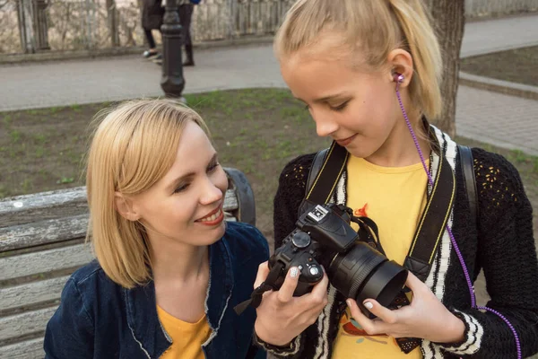 Teen Daughter Shows Mom Footage Camera — Stock Photo, Image