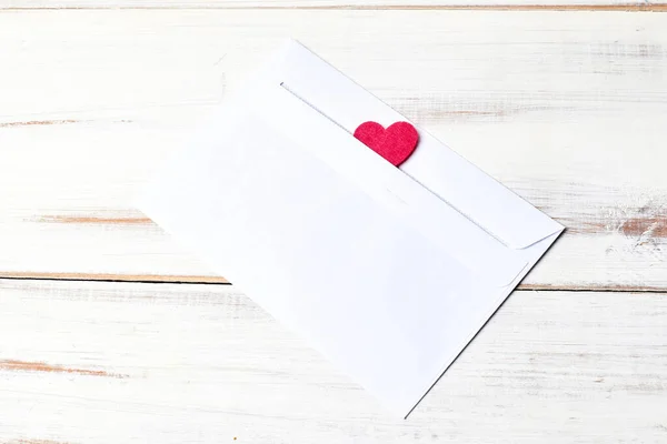 Biała Koperta Sercem List Miłosny Koncepcja Walentynki — Zdjęcie stockowe
