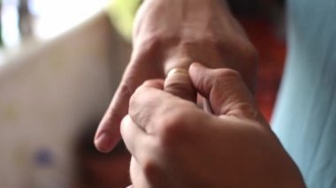 Bir adam alyansını çıkarıyor..