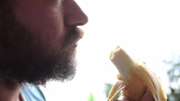 Hombre Comiendo Plátano Cerca — Vídeo de stock