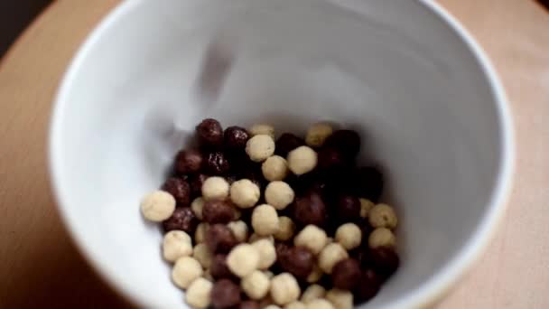 Milch Schüssel Mit Müsli Gießen — Stockvideo