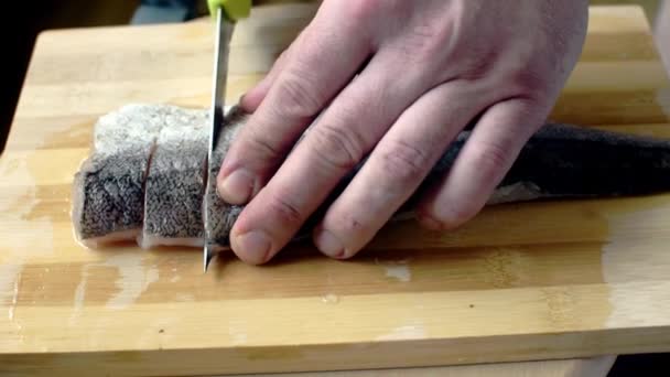 Man Chef Kok Snijden Vis Houten Plank — Stockvideo