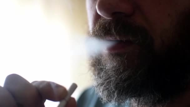 Mann Raucht Zigarette Aus Nächster Nähe — Stockvideo