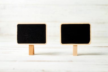 Beyaz ahşap arka planda çerçeveli küçük siyah posterler. Yazıtlar için şablon.